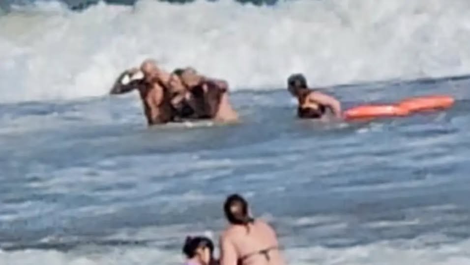 Guardavidas de Pehuen Co rescataron a una madre y sus hijas del mar