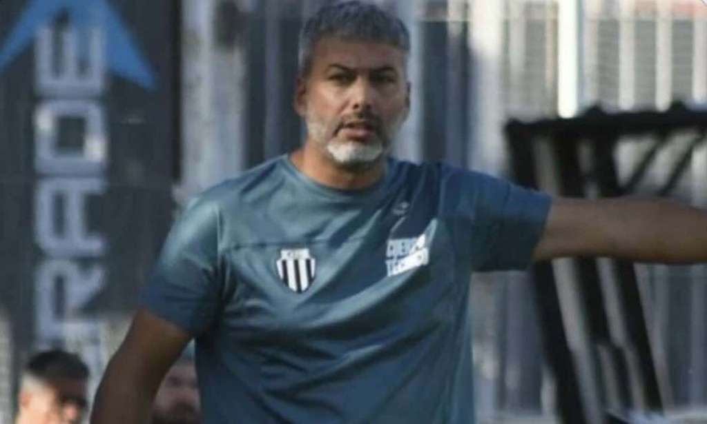 Separan al DT de Liniers tras ser denunciado por pedirle fotos íntimas a un menor