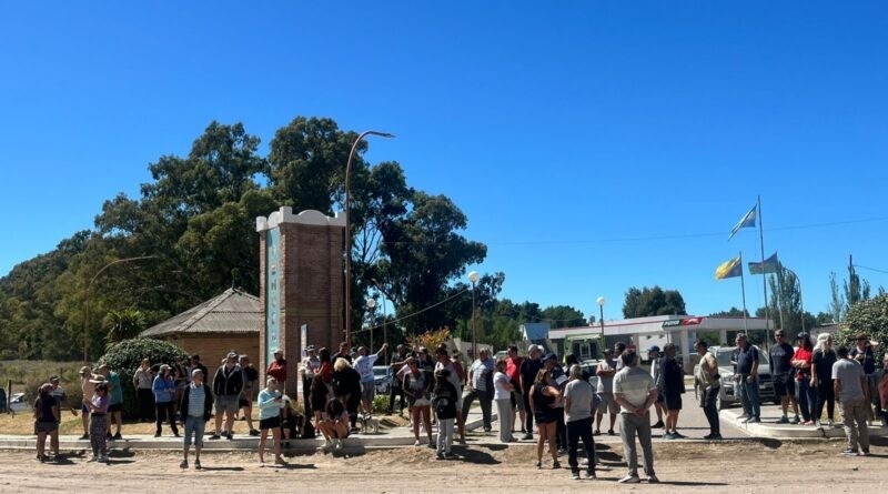 Vecinos de Pehuenco reclamaron en la entrada ala villa