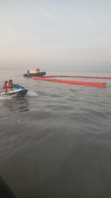 Un derrame de petróleo en la ría de Puerto Rosales fue rápidamente controlado