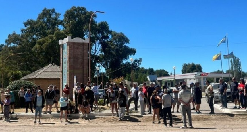 Vecinos de Pehuenco reclamaron en la entrada ala villa