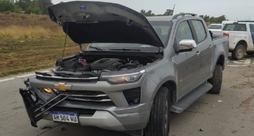 Camionero chocó contra una camioneta por esquivar un bache
