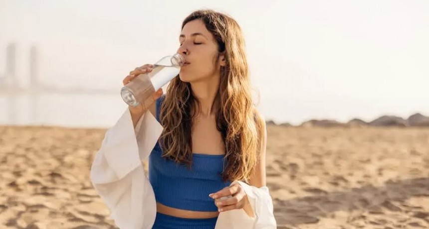 Tomar agua de mar: beneficios, usos y contraindicaciones