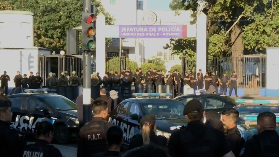 La protesta policial de Santa Fe se extiende y convocan a penitenciaros para patrullar Rosario