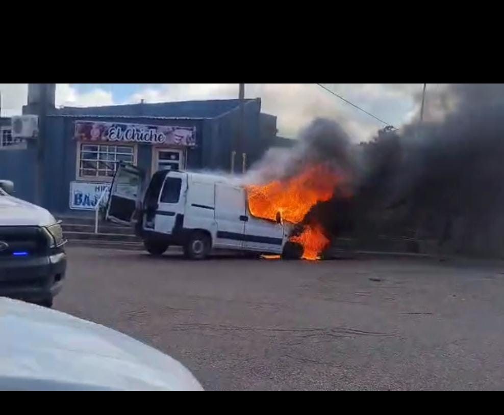 Destrucción total en un utilitario por incendio