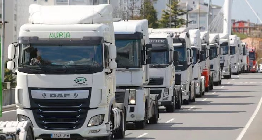 Camioneros acord&oacute; un aumento salarial y un bono: cu&aacute;nto cobra un chofer en julio