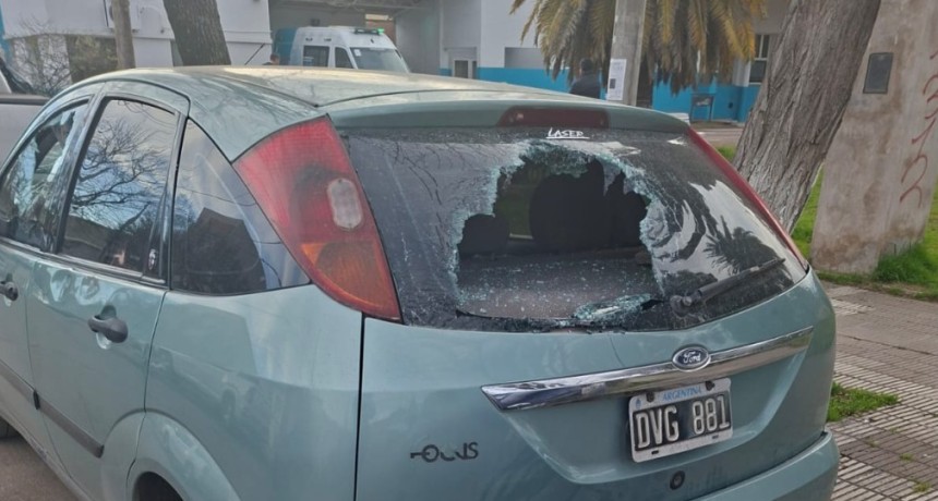 Da&ntilde;aron un veh&iacute;culo en cercan&iacute;as del Hospital Eva Per&oacute;n