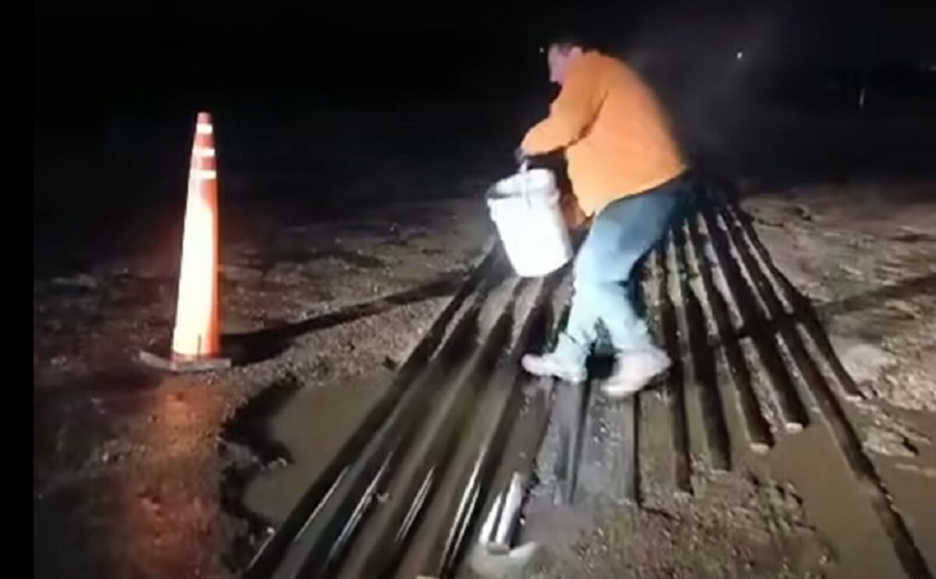 Ruta 3 Sur: automovilistas sufren importantes roturas en un paso a nivel y filman todo