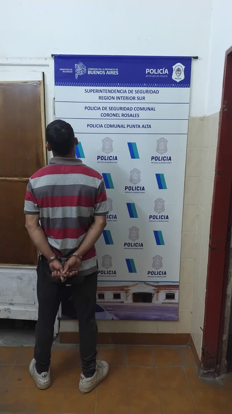 Aprehendido por violar una orden judicial de restricción por violencia de género