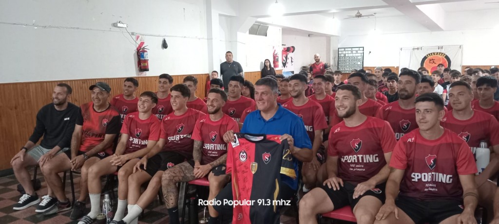 Chamot en el Rojinegro: trabajo, humildad y fe en una charla que marcó a los jóvenes