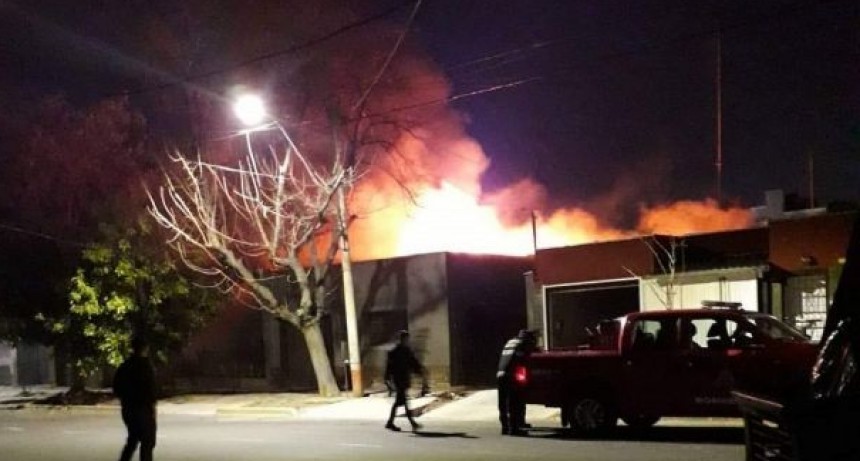 Un padre y sus dos hijos quedan en la calle por el incendio de una casa
