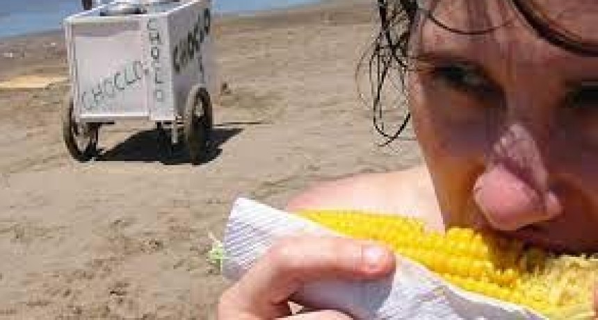 Negocio millonario en Mar del Plata: cu&aacute;nto se gana vendiendo choclo en la playa