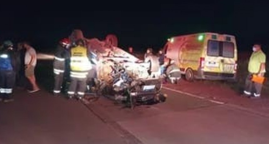 Vuelco al encontrarse con rueda en la ruta