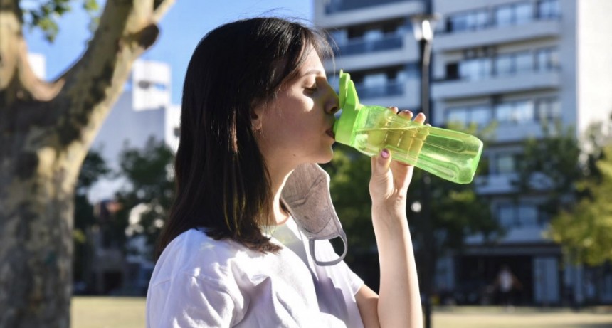  Ante el calor hay que beber mucha agua y no alcohol, comer liviano y no exponerse al sol 