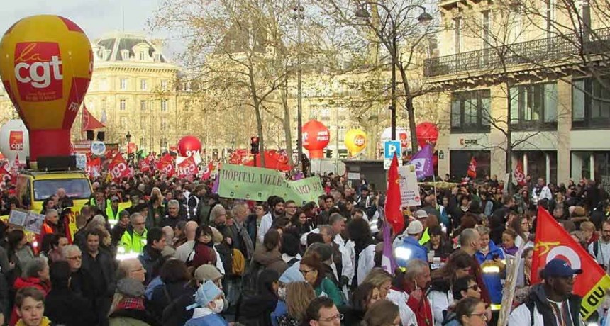Miles de personas se manifiestan contra la reforma de las pensiones de Macron