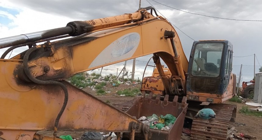 MAQUINARIA MUNICIPAL DESGUAZADA EN EL BASURAL