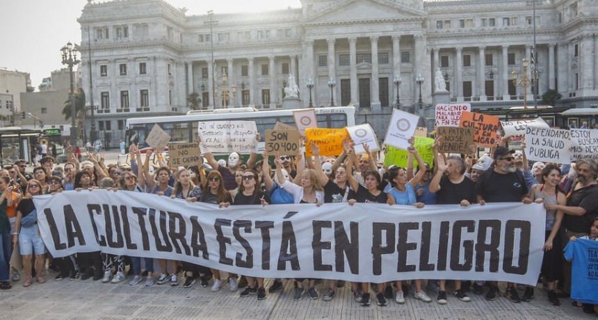 Autoconvocatoria art&iacute;stica frente al Congreso