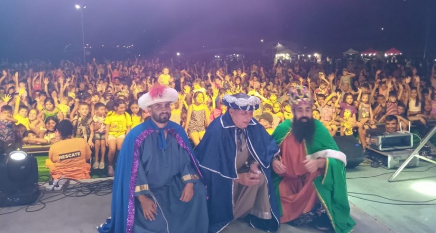 MULTITUDINARIO RECIBIMIENTO DE LOS REYES EN LA FISNA