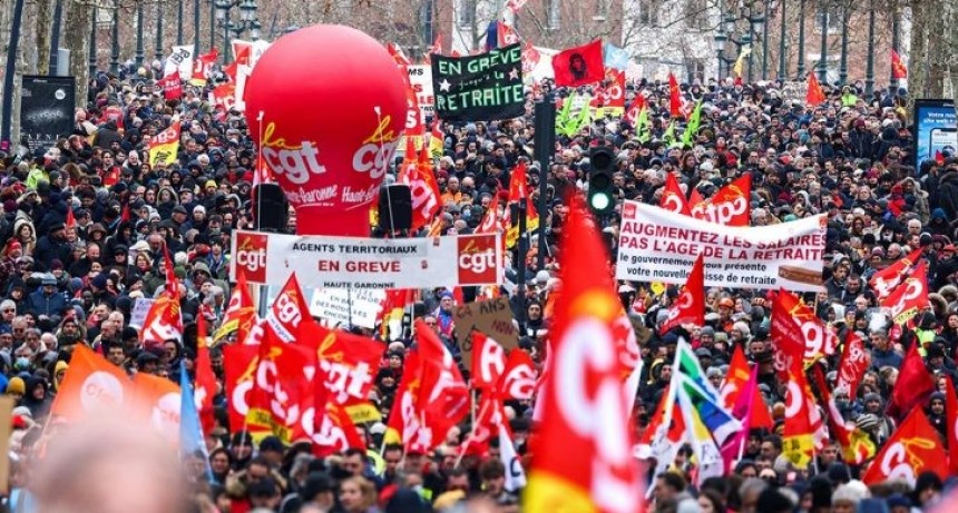 Las centrales obreras francesas se solidarizan con el paro del 24 y marchan a la embajada argentina en Par&iacute;s