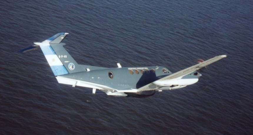 Un avi&oacute;n B-200 de la Armada Argentina participa en la b&uacute;squeda de los dos kayakistas desaparecidos en Pinamar