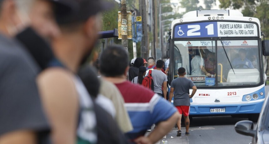EL GOBIERNO APLICA OTRO TARIFAZO PARA COLECTIVOS Y TRENES EN EL AMBA