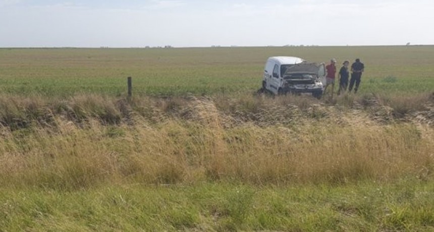 Volc&oacute; un veh&iacute;culo en la ruta de ingreso a Pehuen Co
