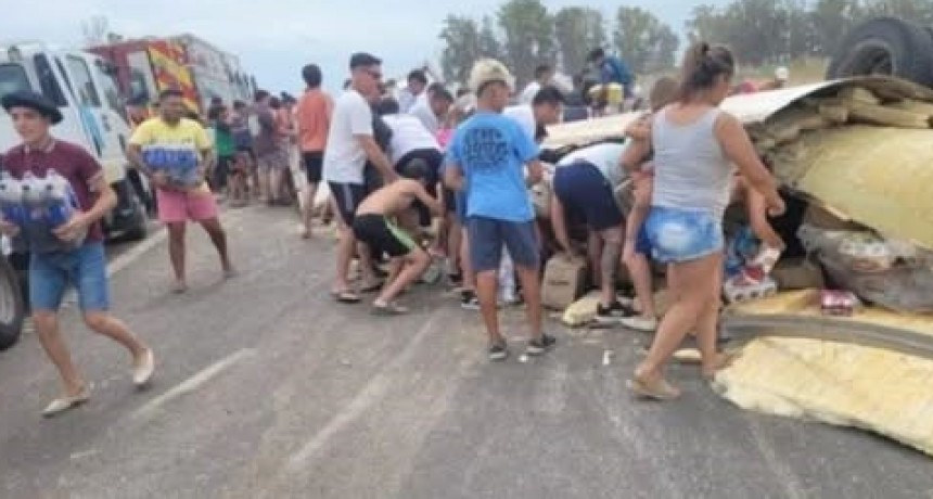 Pergamino: muere camionero en un vuelco en la ruta 8 y saquean la carga que transportaba