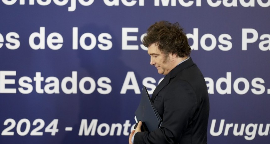 El d&oacute;lar blend se comi&oacute; todo el super&aacute;vit comercial del primer a&ntilde;o de Milei