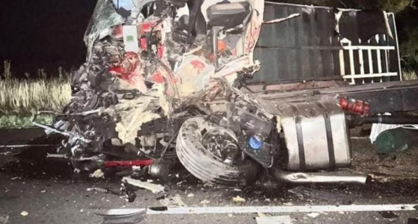 Un muerto y dos heridos en un choque de camiones cerca de Pringles