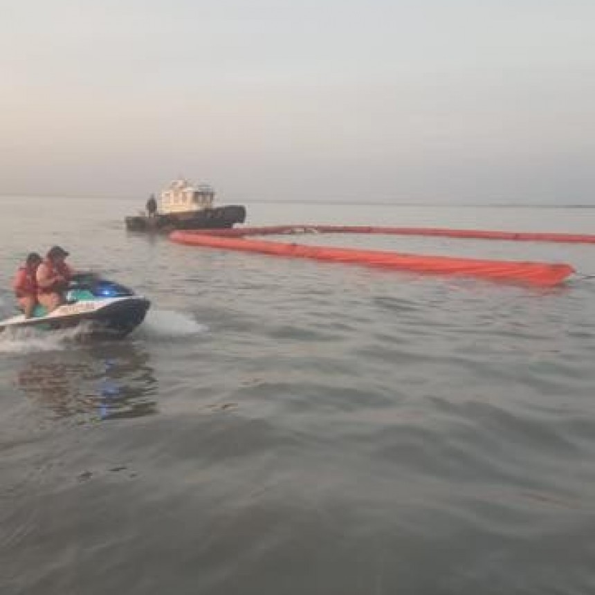Un derrame de petróleo en la ría de Puerto Rosales fue rápidamente controlado