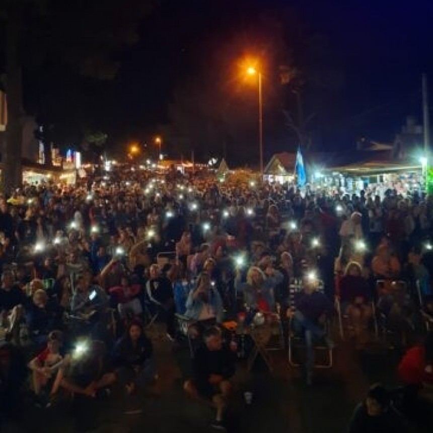 Una multitud se concentr&oacute; en la peatonal y disfrut&oacute; del show del &laquo;El Flaco Pailos&raquo; en Pehuen Co.