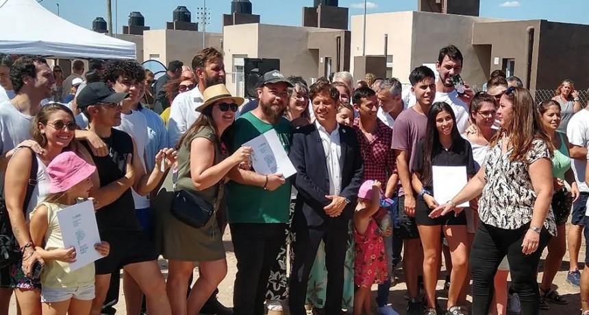 BAH&Iacute;A BLANCA Kicillof entreg&oacute; 25 viviendas y 425 escrituras gratuitas