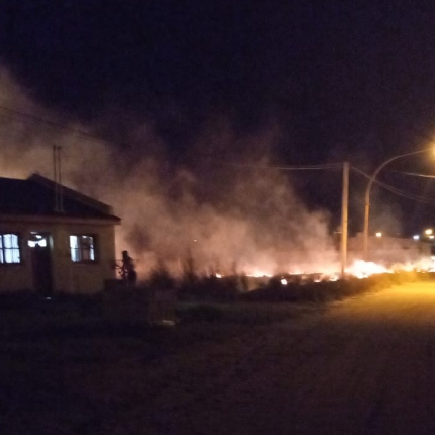Incendio de pastos afecta a viviendas en el bio. Ate VII