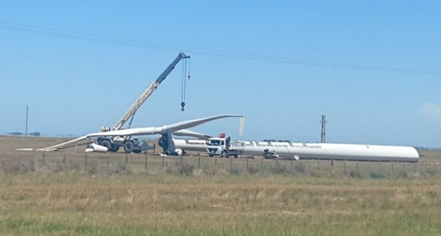 Desmontan los tres aerogeneradores que en la d&eacute;cada del 90 instal&oacute; la Cooperativa El&eacute;ctrica de Punta Alta. 