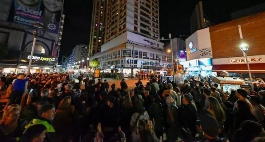 Cacerolazo contra Javier Milei, a metros del teatro donde act&uacute;a F&aacute;tima Florez