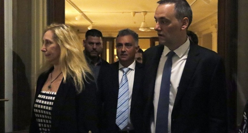 Esc&aacute;ndalo: La cuenta oficial de Presidencia public&oacute; una lista de "traidores" que votaron contra la ley