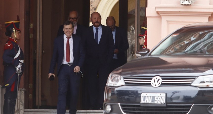 Los gobernadores de Juntos hablan de una traici&oacute;n de Milei y los peronistas vaticinan una rebeli&oacute;n federal