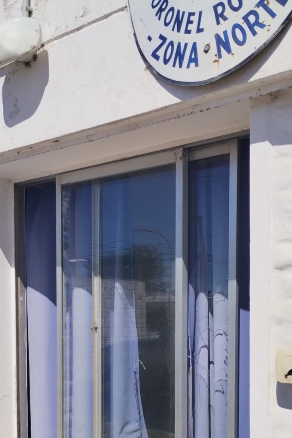 Menor enajenado apedrea frente de comisaria y auto secuestrado