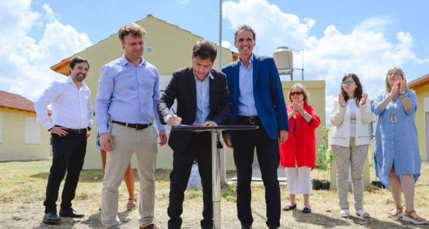 Kicillof entreg&oacute; viviendas y firm&oacute; convenios para obras por $1.500 millones