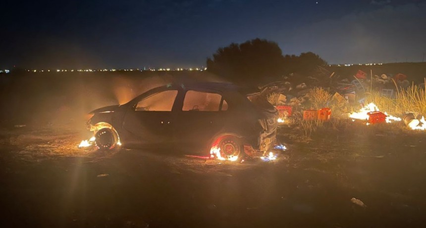 Robaron un auto y apareci&oacute; incendiado
