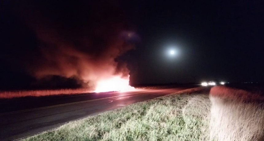 Voraz incendio destruyo un auto Ruta Nacional 3 Km 643