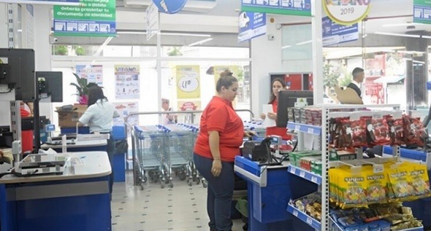 La cajera de supermercado estaf&oacute; a 67 clientes haciendo extracciones de efectivo no autorizadas