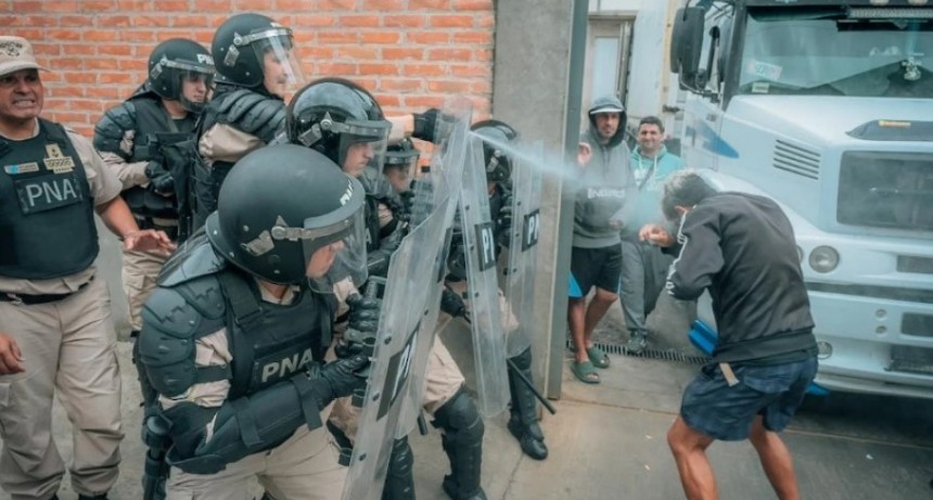 Bullrich mand&oacute; a la Prefectura a reprimir un reclamo salarial en medio de la crisis pesquera de Mar del Plata