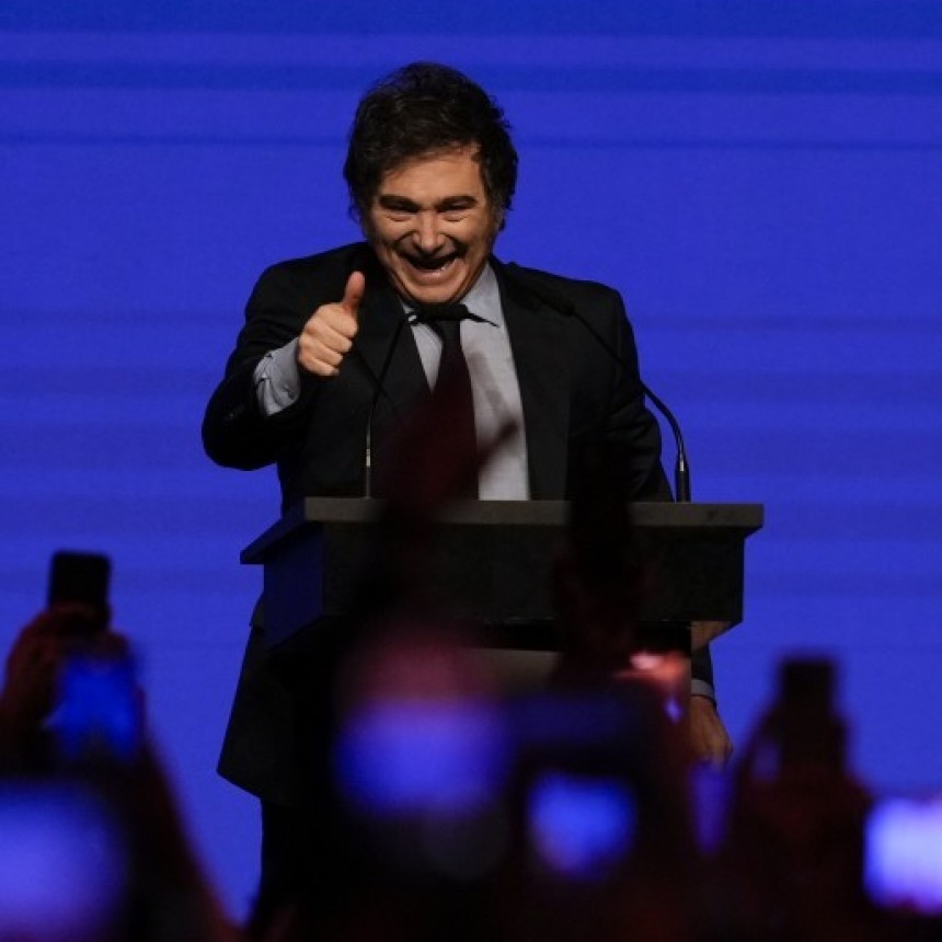 Despu&eacute;s de sostenerlo por horas, Milei borr&oacute; el tweet de la estafa cripto entre insultos