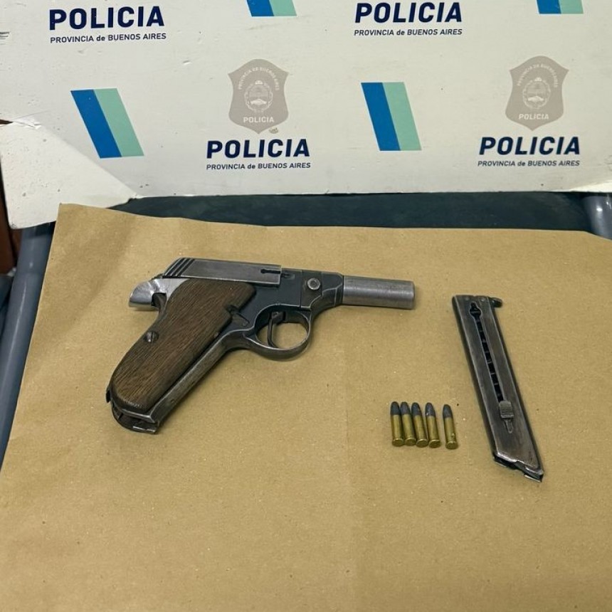 Detienen a Pareja por llevar un arma de fuego calibre 22