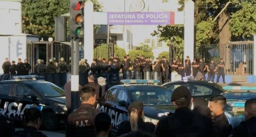 La protesta policial de Santa Fe se extiende y convocan a penitenciaros para patrullar Rosario