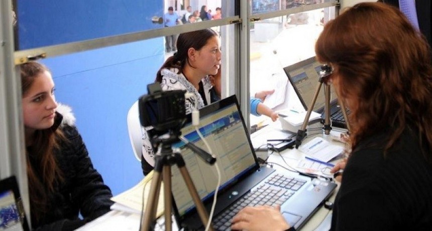 El Gobierno eliminó el presentismo y baja el sueldo de empleados públicos