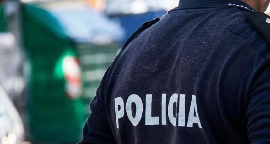 Apu&ntilde;alan a un hombre en medio de una pelea familiar