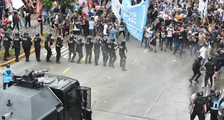 Incidentes y enfrentamientos con la Polic&iacute;a en los piquetes de los puentes Pueyrred&oacute;n y Saavedra