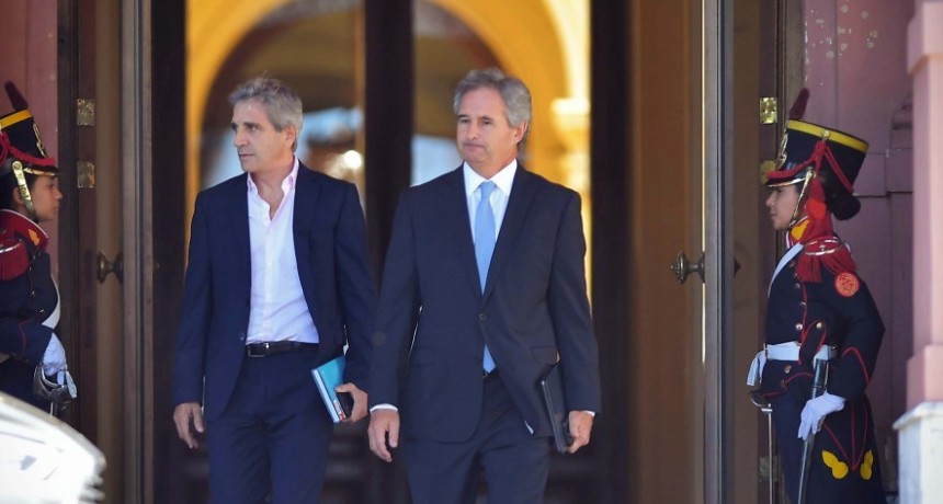 La escalada de precios de alimentos agrava la tensi&oacute;n de Milei con Caputo